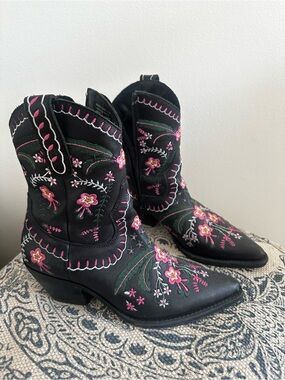 Black Floral Embroidered Cowgirl Boots - Women's Fashion Boots